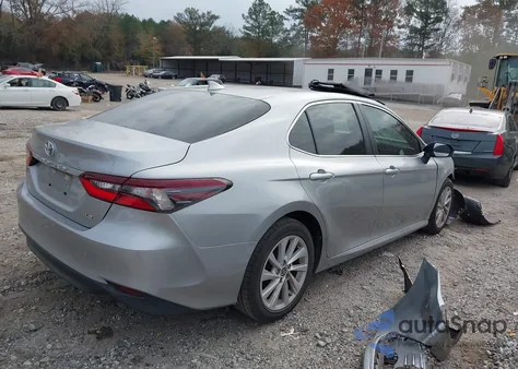 2021 Toyota Camry Le z USA, uszkodzony, nr VIN 4T1C11AK9MU599703